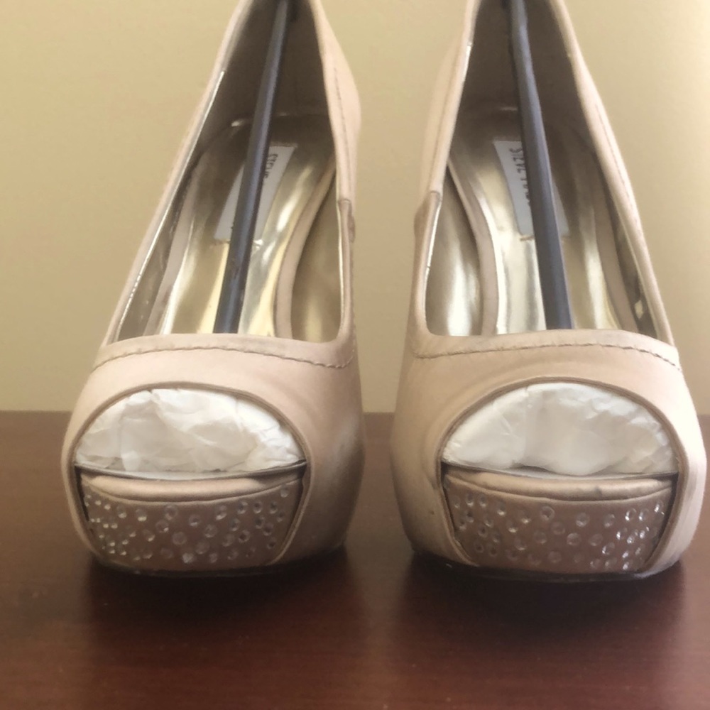 Steve Madden Feelixx Champagne Satin heels